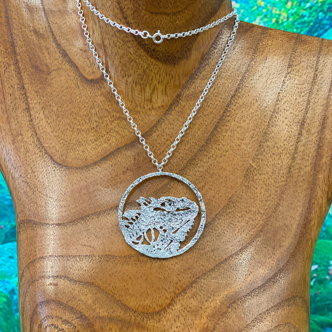 Iguana necklace3